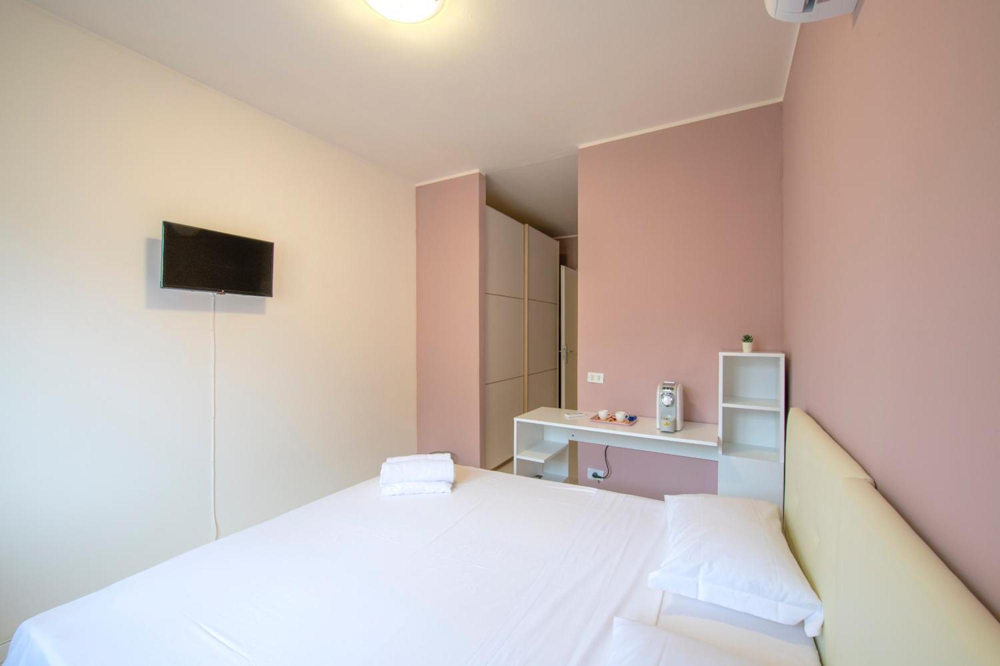 Gardenhouse - Wifi And Garden Hotel เวโรนา ภายนอก รูปภาพ